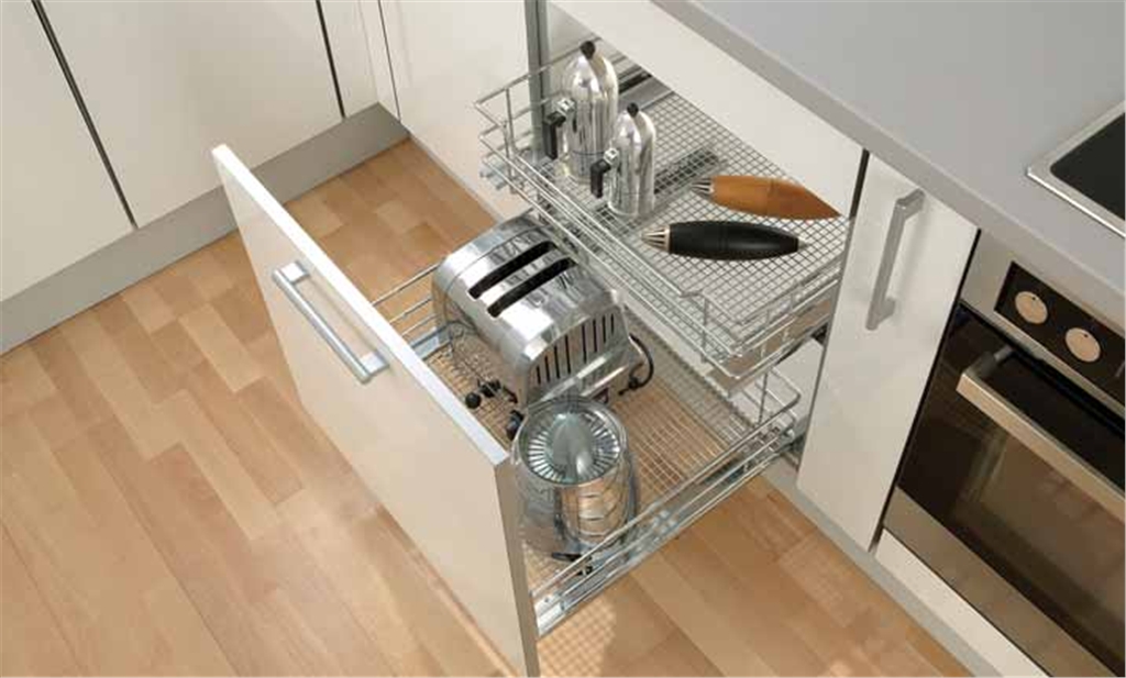 Giải quyết vấn đề không gian khi bước vào tủ bếp dưới của bạn với những phụ kiện tủ bếp dưới thông minh. Điều này giúp tối ưu hóa mọi không gian trong căn bếp, mang lại sự tiện nghi và thoải mái cho bạn.