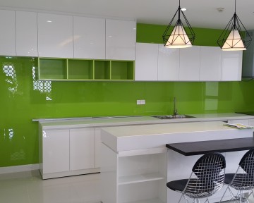 Màu kính ốp bếp