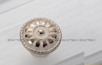 Tay nắm tròn trắng viền cổ điển